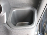 運転席側の手の届きやすい位置にドリンクホルダーが付いています。
