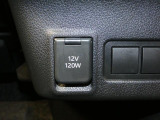【アクセサリーソケット】車内で電源が取れる便利な装備です。ちょっとした家電機器の使用などドライブ中の過ごし方の幅を広げてくれます。
