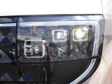 【アダプティブLEDヘッドライト】夜間走行時対向車を感知し、対向車がいるところだけ自動でハイビームの切り替えをしてくれるので、良好な視界を確保し安心して運転できます☆