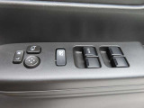 ボタン格納のミラーが装備されております。狭い駐車場でも安心です。