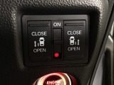 【両側パワースライドドア】両側がパワースライドドアになっており、運転席のスイッチやスマートキーでも開閉が可能です!開口部も広いので乗り降りも楽々♪