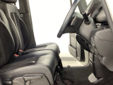 女性でも運転がしやすいように、シートの高さ調整機能(シートリフター)がついています。運転席と助手席の間が空いている為、助手席側への移動がスムーズです。交通量の多い道でも助手席側から乗り降りができます。
