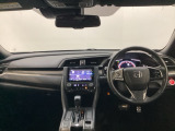 車内は光触媒抗菌消臭施工済です。スタイリッシュなデザインでスポーティなインパネ周りを演出します。グローブボックスやカップホルダーのほかにトレーなどたくさんの収納スペースが付いています。