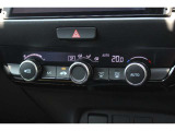 フルオートエアコンを装備。車内の温度設定だけでなくPM2.5にも対応した高性能集塵フィルターも装備しており車内はいつも快適空間♪
