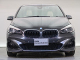【キドニーグリル】BMWの代名詞。一目見ただけでBMWであると認識できる確固たるアイコンとして存在感を放ちます。