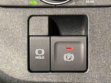 指先だけで簡単に操作が可能な電動パーキングブレーキを採用。「HOLD」スイッチを押すと、渋滞や信号待ちなどでブレーキペダルから足を離しても、ブレーキを保持するので安心です