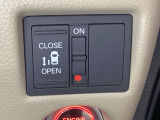 左側電動スライドドアは運転席からでも操作ができるように、ハンドル付近に開閉の操作スイッチが付いています。