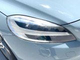 【LEDヘッドライト】ハイビームを先行車や対向車にあてず、その両サイドではハイビーム照射を維持。見える範囲が段違いに広くなりました。北欧神話に登場するトールハンマーをモチーフにデザイン。