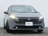アダプティブLEDヘッドライト。フロントカメラで前方の状況を検知し対向車や先行車に眩しい思いをさせることなく必要なところだけを遠くまで照射します。