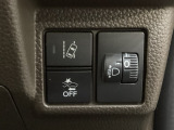ハンドルの右側にはヘットライトリベライザーとHondaセンシング用のメインスイッチがついています。ヘッドライトリベライザーは道路状況や積荷の加重に応じてライトの高さを調節できます。