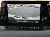 ギアを『R』に入れた後、カメラボタンを2回押すと、ナビ画面に後方の映像を映してくれるので、駐車がし易くなります。