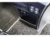 給電用USBポートが装備されています。USB充電器や様々な電気製品の電源供給ポートとしてアクセサリーソケットも装備しています。後席用にセンターコンソールボックスの後方にも給電用USBを装備しています。