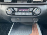 オートエアコン。運転席、助手席を温めるシートヒーターのスイッチです。