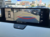 360度ビューカメラを搭載。4方の小型カメラの映像を処理し、車両真上からの映像に変換しています。