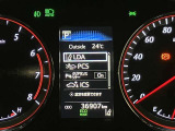 【レーンディパーチャーアラート】道路上の白線(黄線)をカメラで認識、ドライバーがウインカー操作を行わずに車線を逸脱する可能性がある場合、ブザーとディスプレイで注意喚起。