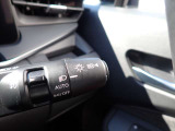 ハイビームアシスト機能が装備されており対向車が接近すると自動的にロービームに切り替えてくれる便利な機能になっております♪