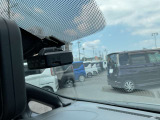【ドライブレコーダー】走行中や駐車中の映像を高画質で記録し、事故やトラブル発生時の状況確認に役立つ安心装備。あおり運転対策や証拠保全にも有効で、日常のドライブをより安全にサポートします。