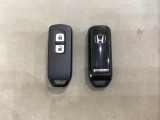スマートキーを装備しています。鍵を差し込むことなくドアロックの開け閉めと、スタートボタン操作でのエンジンスタートができます。スペアキーも同じものを用意しております。