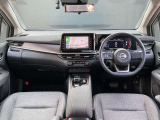 運転席周りになります。内装色はブラックです。