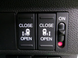 両側電動スライドドア。荷物で手が塞がる時など簡単にドアの開閉が出来ます。何より力いらずで開閉OK。女性やお年寄りにも優しい。電動機能はOFFにもできますから元気なお子様の駆け出しも安心。
