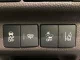 Hondaセンシング用の、VSA(ABS+TCS+横滑り抑制)解除と路外逸脱抑制機能のオンオフスイッチなどはハンドルの右側に装備しています。
