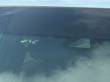 【ホンダセンシング】高速道路や自動車専用道路を走行する際、システムが車線(実線、破線)を検知し、車線の中央付近を維持するようにステアリング操作を支援し、ドライバーの運転負荷を軽減します。