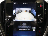 後方映像を11.6インチディスプレイに表示し、ステアリング連動ガイドラインが駐車をサポート。さらに後退時はリヤ4センサーが障害物を検知し、必要に応じてブレーキが作動します。