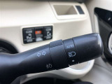 周囲の明るさに応じて自動でヘッドライトの点灯・消灯ができる機能です。トンネル通過時にライトの付け忘れ・消し忘れが無くなり雨の日や夕方の走行も安心・安全ですね♪