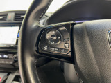 運転中もハンドルでの操作が可能です。特に高速道路等の目が離せない運転時には、便利さだけでなく、安全性も兼ね備えております。