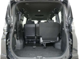 3列目シートは左右独立で収納することができます。6人乗車状態でより多くの荷物を積むことができます。