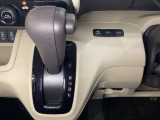 CVT車のセレクトレバーです。低速から高速まで、変速ショックのないスムーズな走りを実現するとともに、エンジン効率のよい領域を維持することで燃費にも貢献します。