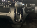 CVT車のセレクトレバーです。低速から高速まで、変速ショックのないスムーズな走りと、エンジン効率のよい領域を維持して燃費にも貢献します。サイドブレーキはスイッチ操作の電子制御パーキングブレーキです。