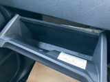 グローブボックスは奥行きがあり、日常品や車検証、その他の収納に便利です!
