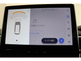 前後に装備されたセンサーで障害物(静止物)を検知。ディスプレイ表示と音でお知らせ。誤発進抑制のパーキングサポートブレーキ搭載しています。