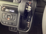 インパネシフトを採用しているので、前席の足元も広々としています。運転席と助手席の行き来もスムーズです!