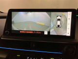 【パノラミックビューモニター】映像で、見づらい車両周辺の確認をアシスト。クルマを真上から見ているような映像を表示。 運転席から確認しにくい車両周囲の状況を把握。