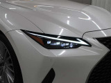 LEDヘッドランプには「オートマチックハイビームシステム」を搭載。夜間走行時にハイビームで走行可能と判断した場合、ロービームとハイビームを自動的に切り替え、前方視界確保をアシストします。