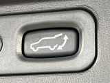 【パワーバックドア】スマートキーや運転席のボタンを押すだけでリアゲートが自動で開閉します!荷物を持っている時や、高い位置にあるバックドアを閉める際に便利な機能です♪