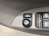 電動格納式ドアミラー付き。駐車場へ停めた時に、ボタン一つで左右のドアミラーをたたむ事ができます。