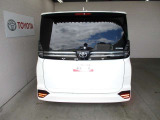 バックカメラが付いているので後方確認が非常にしやすいです。今や運転初心者も熟練者も必須装備!