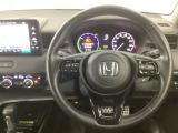 【ハンドル】運転にかかわる様々な操作を安全に行えるように視点移動が少なく操作性に配慮されたスイッチ類が凝縮されたコックピットです。