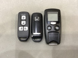 スマートキー付きですからドアロックの開閉およびエンジンスタートが楽々です。電動スライドドアの開け閉めもボタンで操作できます。加えて、純正リモコンエンジンスターター用の操作キーもついています。
