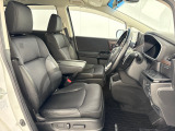 運転席は電動シート付です。細かな動きでドライバーに合わせたポジションを設定できます。