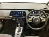 車内は光触媒抗菌消臭施工済です。スタイリッシュなデザインでスポーティなインパネ周りを演出します。グローブボックスやカップホルダーのほかにトレーなどたくさんの収納スペースが付いています。