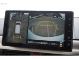 【バックカメラ】バックガイドモニター機能付きです!バックする際に後方の様子をカーナビのモニター上に表示してくれます。運転席にいながら、後方が確認できるので、バック駐車が、スムーズに行えますよ♪