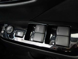 パワーウィンドウスイッチで運転席から全席の窓の開閉ができます。