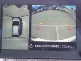 空から見下ろすような視点で、スムーズな駐車と安全確認をサポートする「アラウンドビューモニター」付です。
