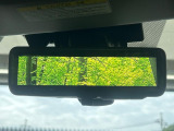 【スマートリヤビューミラー】後席の大きな荷物や同乗者で後方が確認しづらい時でも安心!カメラが撮影した車両後方の映像をルームミラー内に表示。クリアな視界で状況の確認が可能です!