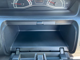 運転席の前に小物入れがあります!!