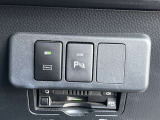 コーナーセンサーを車の前後に装備。障害物までの距離に応じて警告音を変えてお知らせ。縦列駐車時や駐車場・車庫などでの取り回しをサポートします。詳細は販売店スタッフまでおたずねください。